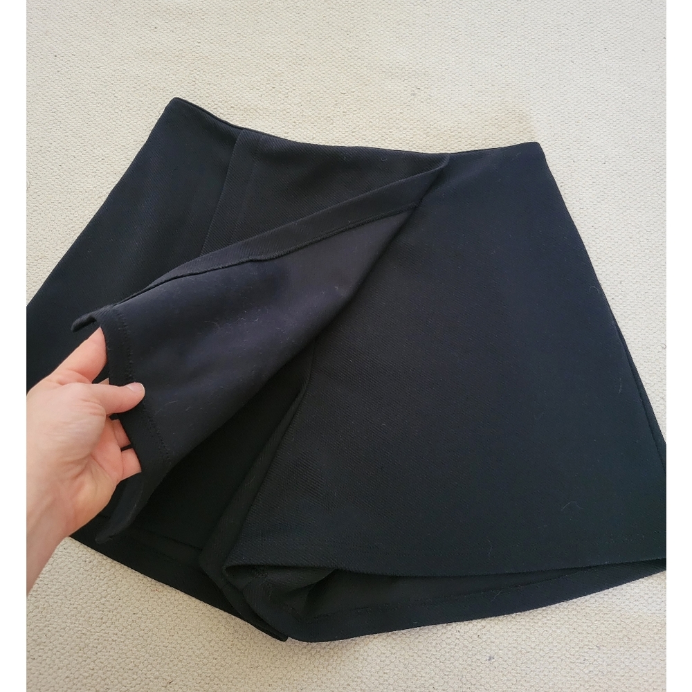 VNT womens skort size 11 all black